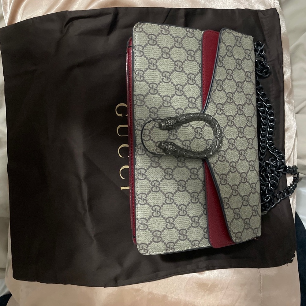 Authentic Gucci women’s purse,chain strap
